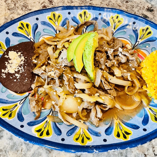 Bistek Encebollado.